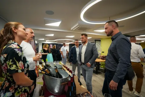 Kolegovia v kongresovej sále K1 - Ľudia počas konferencie v Hoteli Sitno diskutujú v modernom konferenčnom priestore.