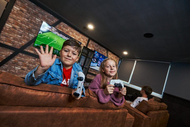 Zábava pre väčšie deti aj rodičov - Game Zone ponúka dve obrazovky s hernými konzolami, stolný futbal a šípky pre priateľské súťaženie.