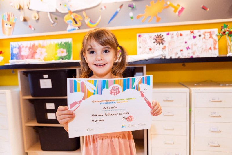 Dieťa v kreatívnej dielni Art club