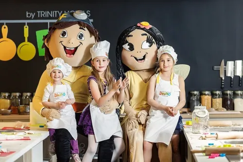 Deti a maskoti Kopko a Svetluška v kulinárskom štúdiu Foodie 