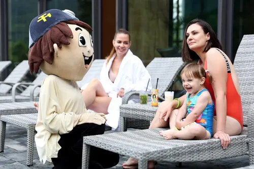 Maskot Kopko s rodinou pri vonkajšom bazéne v areáli hotela Sitno 