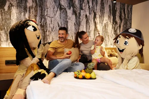 Rodinná fotografia s maskotmi Kopkom a Svetluškou 